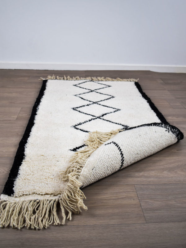 tapis berbere beni ouarain noir et blanc dos