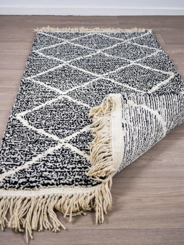 tapis berbere beni ouarain blanc et noir matiere