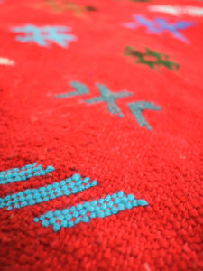 tapis berbere kilim rouge matiere