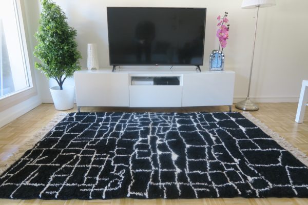 tapis berbere beni ouarain noir matiere