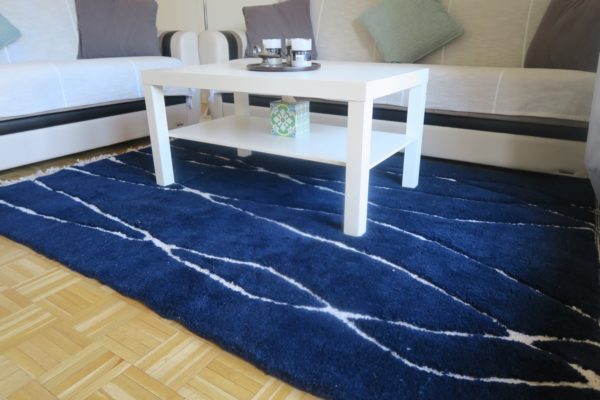 tapis berbere beni ourain bleu matiere