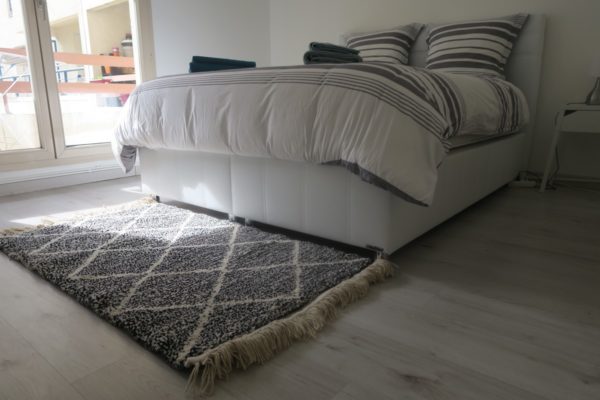 tapis berbere beni ouarain blanc et noir matiere