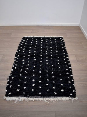 Tapis berbère Boucherouite Noir à pois blancs