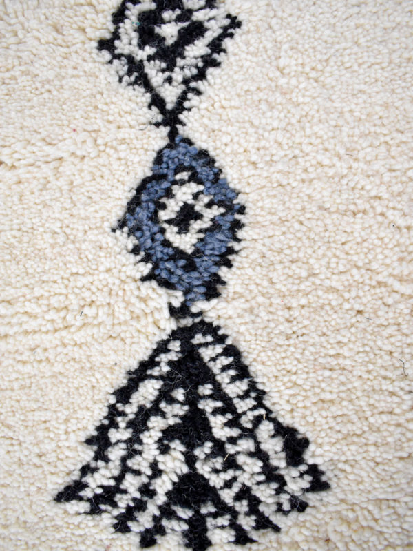 tapis berbere beni ouarain blanc noir Gris