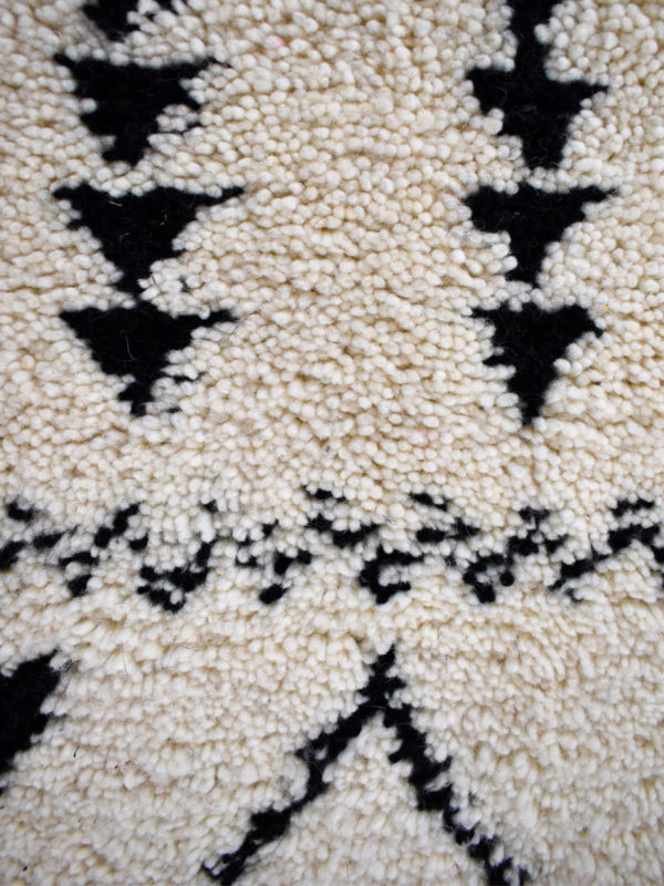 tapis berbere beni ouarain blanc noir