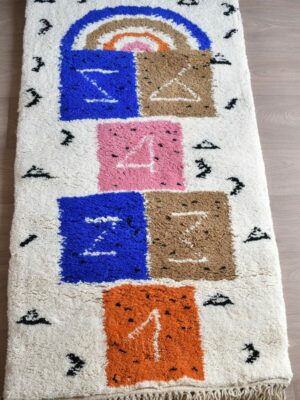 Tapis_Berbere_Beni Ouarain_TBO65_Blanc avec Motif marelle colorée