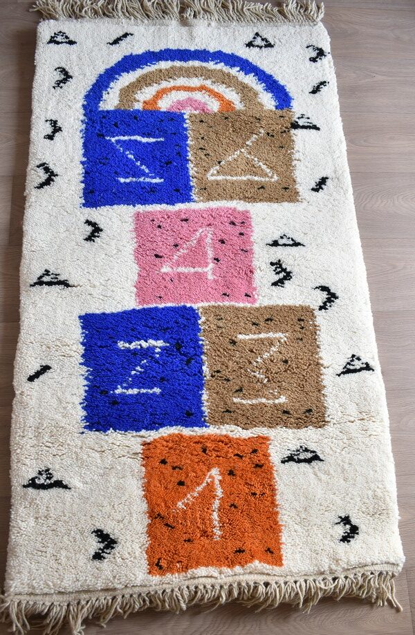 Tapis_Berbere_Beni Ouarain_TBO65_Blanc avec Motif marelle colorée