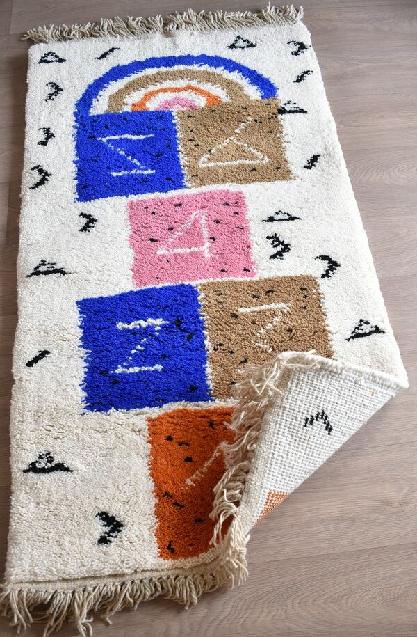 Tapis_Berbere_Beni Ouarain_TBO65_Blanc avec Motif marelle colorée