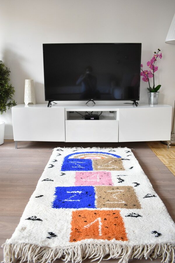 Tapis_Berbere_Beni Ouarain_TBO65_Blanc avec Motif marelle colorée