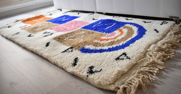 Tapis_Berbere_Beni Ouarain_TBO65_Blanc avec Motif marelle colorée